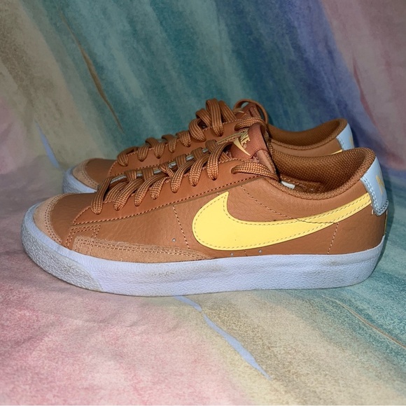 Nike Blazer Low ' 77 Amber Brown / Melon Tint Women’s 7 / 5.5Y Shoes - Picture 2 of 8